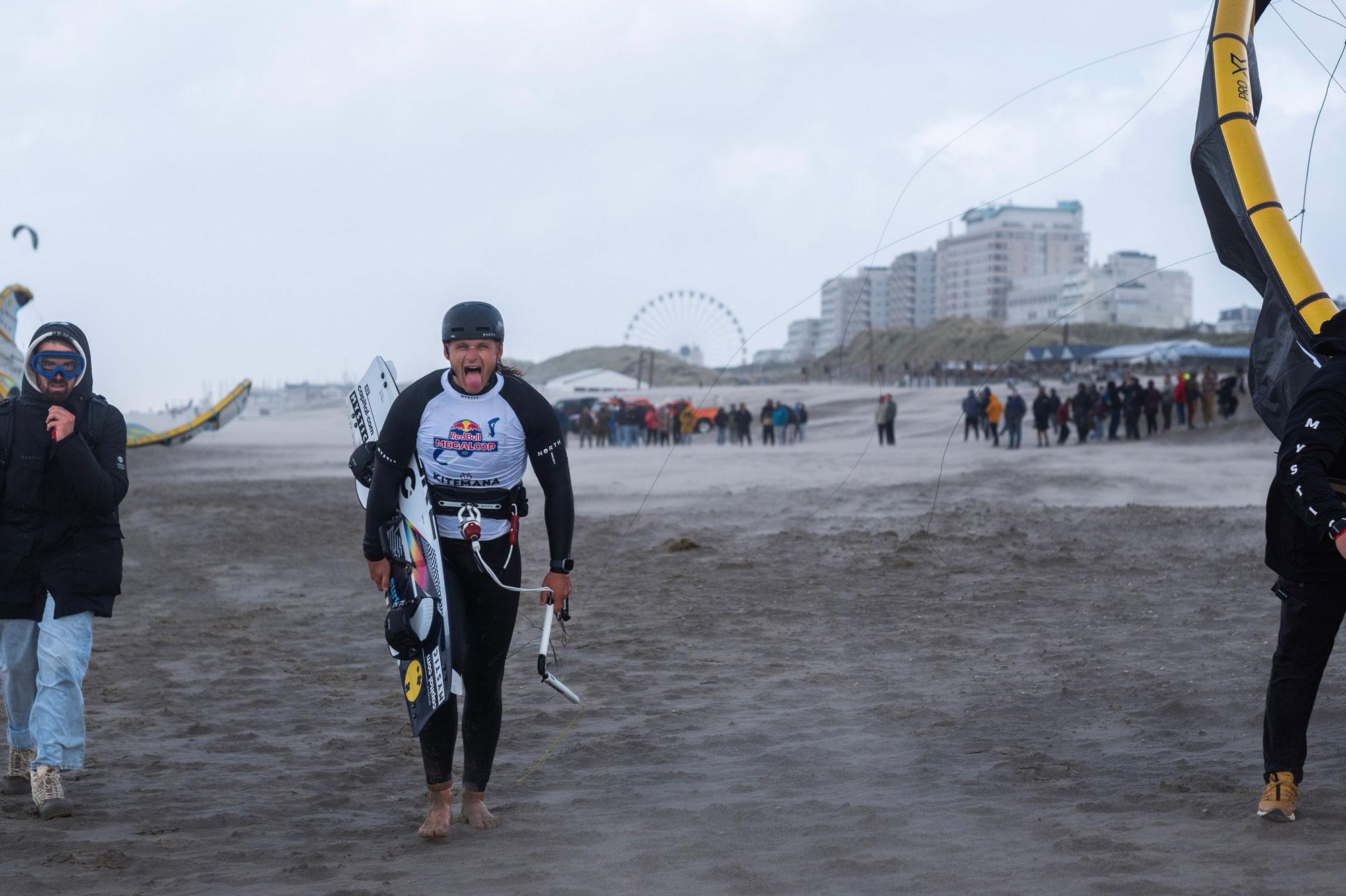 „Mein Ziel beim Megaloop war es zu zeigen, dass auch Frauen massive Kiteloops in extremen Bedingungen und mit ordentlich Höhe abliefern können. Ich bin überglücklich, als erste Frau überhaupt dieses Event gewonnen zu haben – aber noch stolzer darauf, was das für unseren Sport bedeutet.“  CORE Teamfahrerin und GKA Big Air Weltmeisterin Zara Hoogenraad 